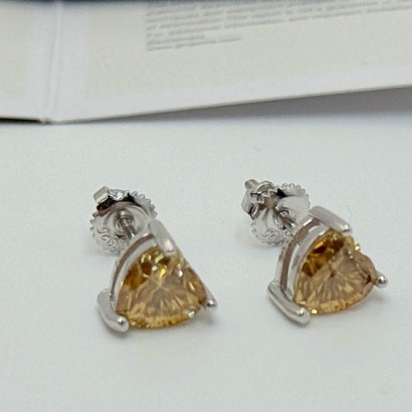 1.6CT Moissanite Studs Hearts Earrings .925 Silver - Picture 9 of 10